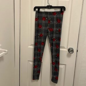 Patterned houndstooth leggings with red flowers